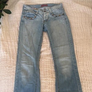 Ljusblå jeans med broderi  - Säljer ett par ljusblå jeans från Corti6 med snygga nitar på fickorna och ett broderat blommotiv baktill. Jeansen har klassisk design och raka/bootcut!💕