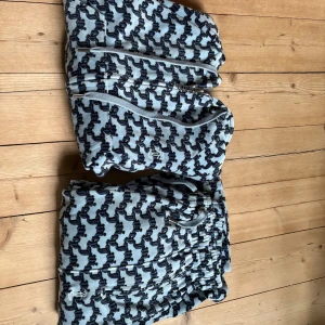 Juicy Couture mönstrade byxor  - Säljer ett sätt  från Juicy Couture 