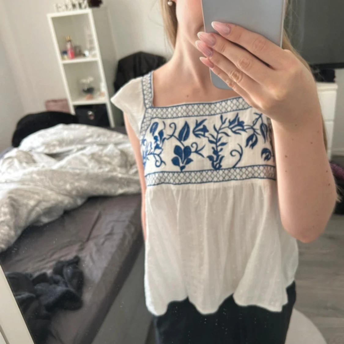 Vit blus med blå broderi och volang - 2