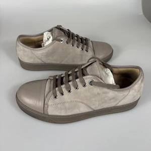 Lanvins - Ett par lanvins i en sjukt snygg och stilren färg och väldigt fint skick! Storlek Uk 8 vilket motsvarar 42 men stor i storlek o sitter som 43. Hör av er vid frågor!