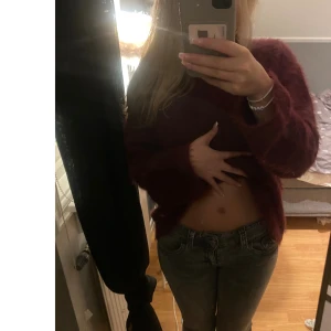 Grå bootcut jeans från Gina Tricot - Säljer ett par grå jeans från Gina Tricot i storlek 158. Jeansen har bootcut-modell med klassisk femficksdesign och låg midja. Materialet är denim och färgen är tvättad grå, vilket ger en snygg vintagekänsla. Perfekta för dig som gillar en avslappnad men trendig stil.