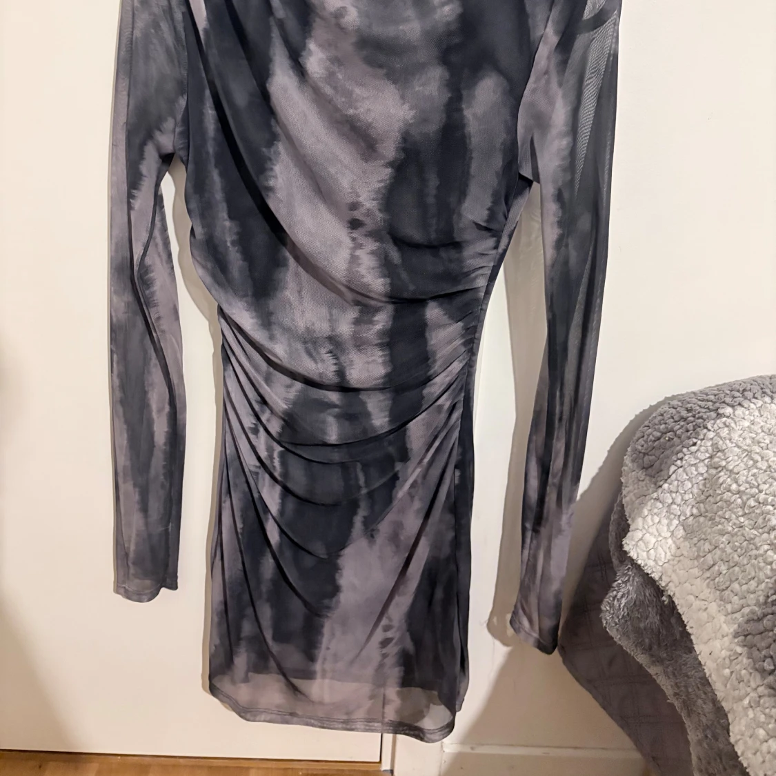 Grå och svart mönstrad meshklänning - 2