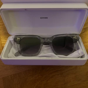 Chimi glasögon - Helt nya Chimi glasögon. Kommer i originaletui med putsduk och box. Perfekt accessoar för soliga dagar.