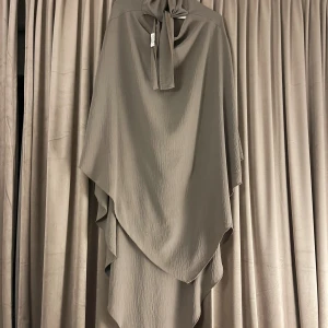 Khimar - Grå/beige khimar från Jennahboutique 🌷 I använt men fint skick (lite nopprig) ✨ Skickas oftast samma dag eller dagen därpå 💌 Pris kan diskuteras vid snabb affär 🤍