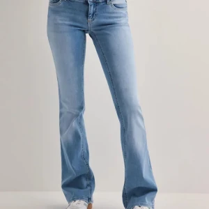 Ljusblå bootcut only jeans - Snygga ljusblå jeans med bootcut passform och klassisk femficksdesign. Jeansen har låg midja och är tillverkade i mjukt denimtyg som ger en skön känsla. Säljer pga att jag inte har använding för de💞💞