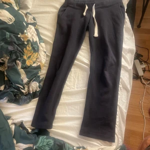 Mjukisbyxor från Russemerch - I gott skick utifrån Luddig på insidan, benen kortade jag för och låg midja, eftersom M-storleken var alldeles för stor, trots att jag vanligtvis bär S-M. Sömmarna syns inte när jag har den på mig STORLEK M, MEN DEN LÅGA MIDJAN VIRKADES/KORTADES AV JAG SJÄLV, SÅ DEN MOTSVARAR EN STORLEK S. 