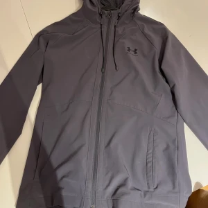  vindjacka från Under Armour - Säljer en helt ny under armour vindjacka. Säljer för att jag inte använder den! 