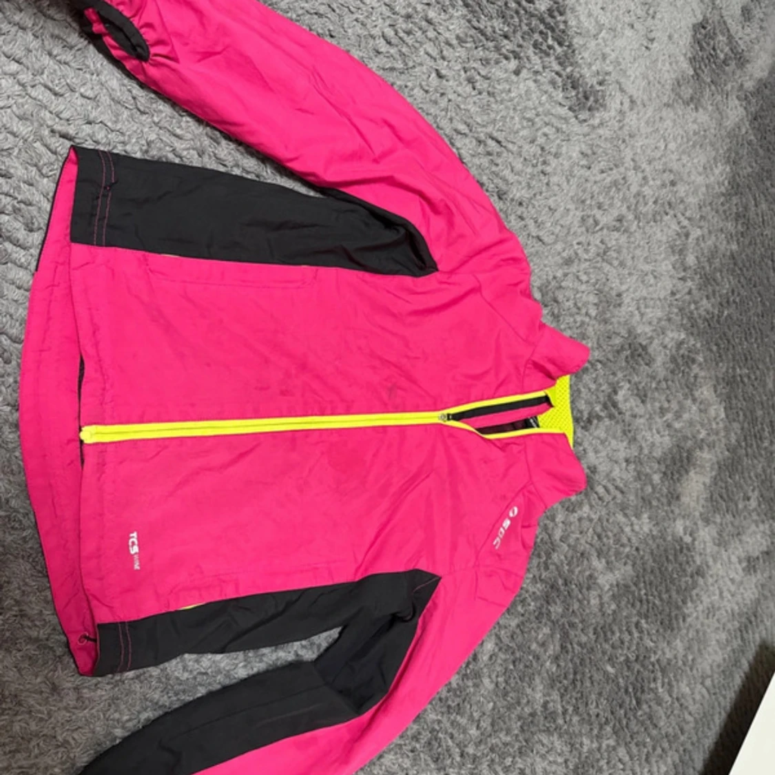 Rosa vindjacka från SOC med gula detaljer - 1