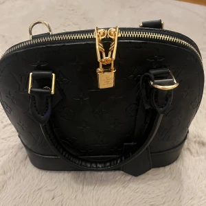 Svart väska med detaljer  - Aldrig använd! Man får med ett längre snöre