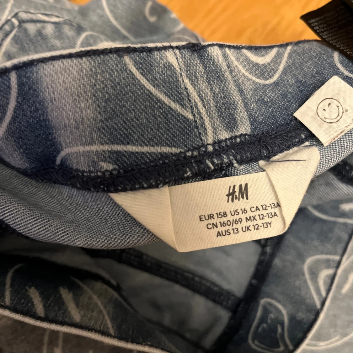 Blå jeans med smileymönster - 3