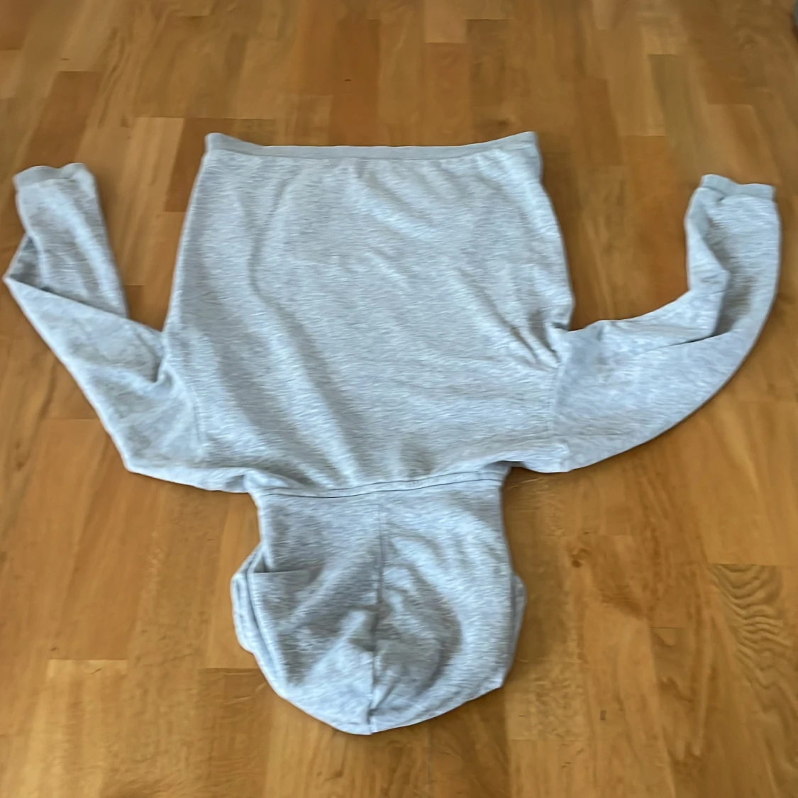 Grå hoodie från Sail Racing - 3