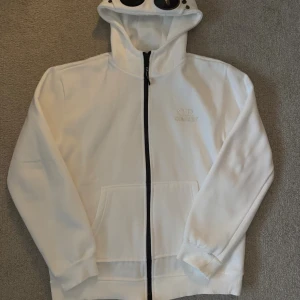 C.P company white hoodie - C.P company white hoodie, size L but fits more like a boxy fit M. Measurments and more questions pv.