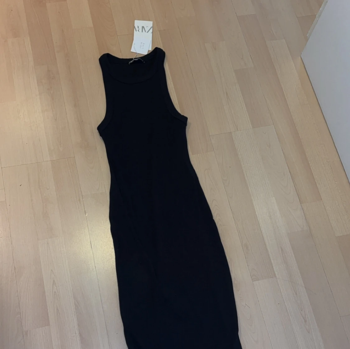 Svart ärmlös långklänning från Zara - 1