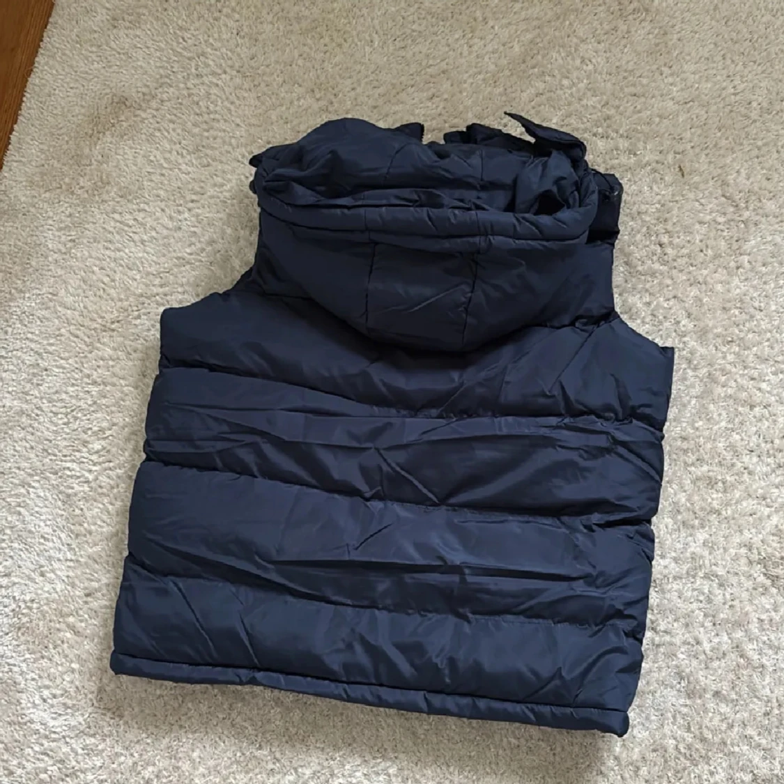 Mörkblå dunväst med huva - 1