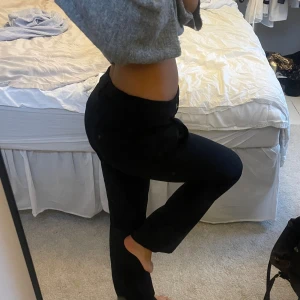 Svarta kostymbyxor - Säljer ett par svarta kostymbyxor som aldrig är använda. Byxorna har bälteshällor och klassisk passform, perfekta för en clean och stilren look. Materialet känns mjukt och följsamt, vilket gör dem bekväma att bära hela dagen. Storleken är 13-14 years old men passar mig som är 163💕💕