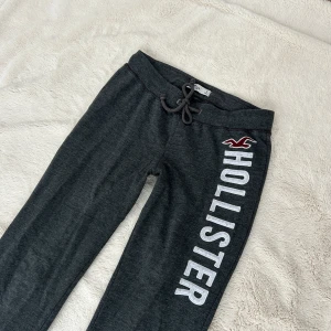Hollister originals lågmidjade byxor  - Ett par byxor från Hollister i storlek S. Rakt över midjemått: ca 36cm. Innebenslängd: ca 77cm.  Jag fraktar inom 24h. Se liknande plagg i min profil! 