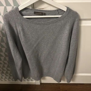 Oscar jacobsson rundhalsad grå kashmir tröja - En snygg kashmirtröja från oscar jacobsson i fint skick. Den är i storlek XL men passar även till L. Vid funderingar är det bara att höra av sig!
