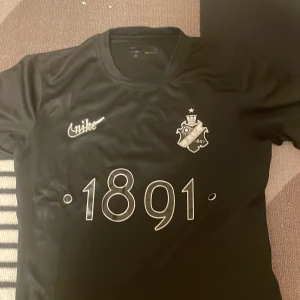 Helt ny aik Nike  - Helt ny använd bara två gånger haft den en vecka. Köpt den från Nike för 1200 kr 