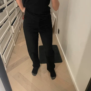 Svarta raka jeans från Miss Selfridge - Svarta jeans från Miss Selfridge i rak modell med hög midja. Klassisk femficksdesign. Jeansen är i denim och har en stilren look som passar till allt. Perfekta för dig som gillar en enkel och clean stil.