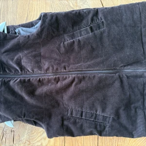 Brun manchesterväst från John Henric - Snygg brun väst i manchester från John Henric. Västen är i mycket bra skick och riktigt skön då den värmer otroligt bra, skriv för fler bilder, kan tänka mig gå ner nån hundralapp vid snabb affär 