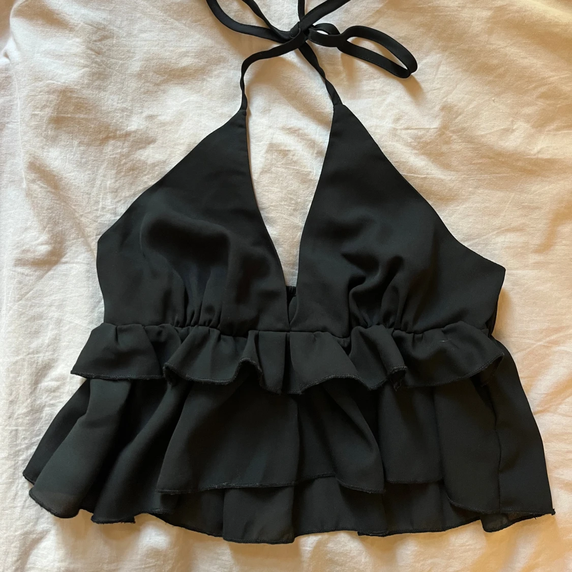 Svart volang linnetopp med knyt