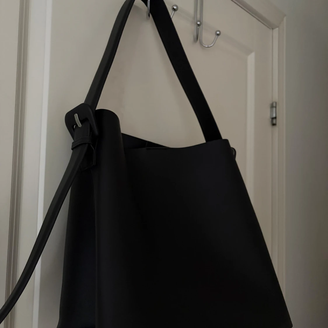 Svart axelväska i skinn, MANGO - 1