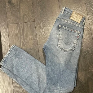 Replay Grover ljusblå jeans  - Ett par replay grover jeans med riktigt bra passform och snygg färg. De har snygga detaljer vid både fram och bakfickorna. De är intköpta för 3 månader sedan men nu är de lite små. Storleken är 29:30. Det finns inga defekter. Pris kan diskuteras vid snabb affär 💵
