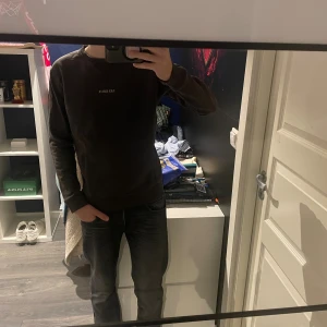Mörkgrå sweatshirt från Les Deux - Detta är en simpel grå sweatshirt från Les Deux med ett märke på bröstet. Storleken är Xs men skulle nog säga att den är närmare S jag är 178 cm. Den är sparsamt använd och inga defekter finns 