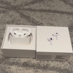 AirPods Pro 2 - Snygga och välbevarade AirPods Pro 2 med originalförpackning. Aktiv brusreducering, trådlös laddning och förbättrad passform. Inga synliga defekter eller slitage, ser ut som nya. Perfekt för musik, samtal och träning. Levereras komplett med laddningsetui.