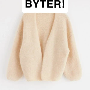 Vit/krämfärgad kofta från Lindex - Byter min vita stickade kofta från Lindex i Stl S mot en i antingen färgen cappuccino eller vinröd (också stl S)❤️ Min kofta är i fint skick men har bara tröttnat på den🫶🏽🥰