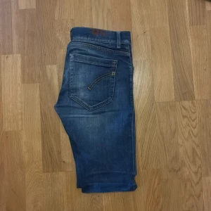 Dondup George  - Pris kan diskuteras vid snabb affär. Snygga blå jeans från Dondup  George i skinny fit-modell. Jeansen har klassisk femficksdesign, smal passform och är tillverkade i ett stretchigt denimtyg för extra komfort. Perfekta för dig som gillar en tajt siluett och stilren look. 