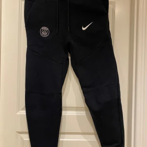 Nike tech mjukisbyxor - Svarta Nike tech med PSG logga. Stl XS