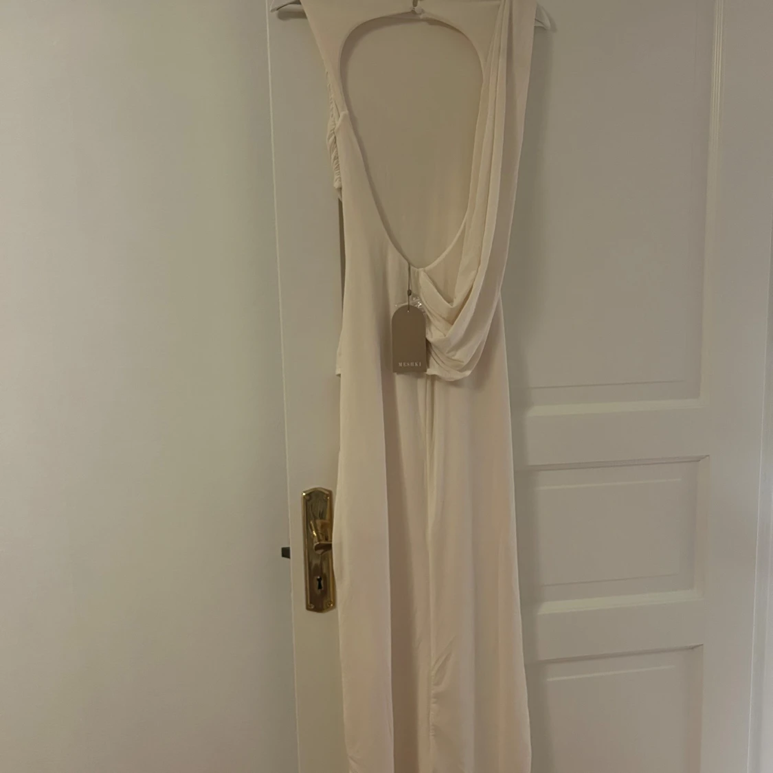 Lång champagnefärgad klänning från meshkii - 3