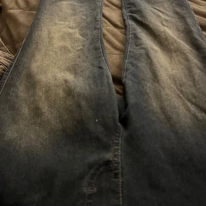 Mörkblå jeans från H&M, storlek 158 - Säljer ett par mörkblå jeans från H&M i storlek 158. Jeansen har en klassisk tvätt med ljusare partier framtill och kontrastsömmar. Perfekta för dig som gillar en enkel och stilren look.!!!☺️☺️