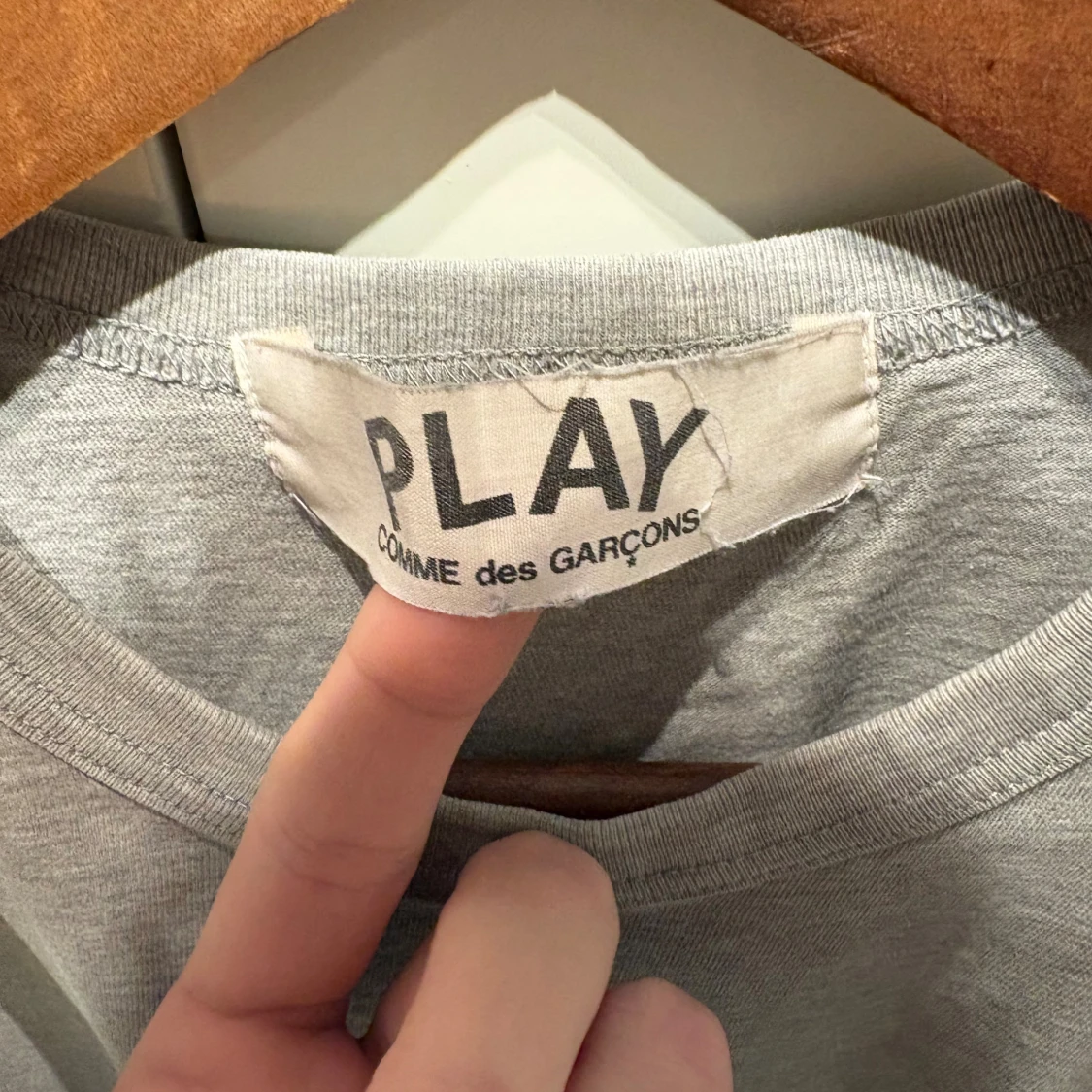 Grå Comme des Garçons Play t-shirt - 2