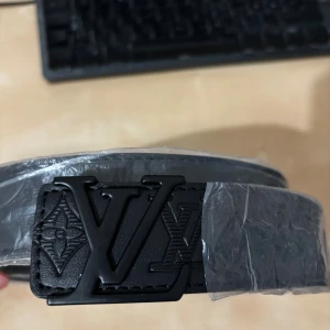 L V bälte/skärpa - Oanvänd, 115 cm