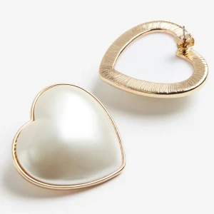 Hjärtformade pärlörhängen i guld - Säljer dessa supersöta örhängen i form av hjärtan med pärlvit yta och tunn guldram. De är inte använda, helt nya! 