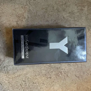 Yves Saint Laurent Y EdT 60ml - Yves Saint Laurent Y Eau de Toilette, 60ml. Snygg och modern parfym i originalförpackning, perfekt för dig som vill sticka ut med en ikonisk doft från ett trendigt varumärke.