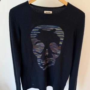 Zadig Voltaire Kashmir sweatshirt  - Säljer nu denhär limited edition Zadig Voltaire Sweatshirt i 100% Kashmir som inte säljs längre. Den är i storlek S, nypris låg på 5549kr. Bara att höra av er vid funderingar mvh Liam!