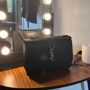 Svart YSL axelväska i skinn - väska