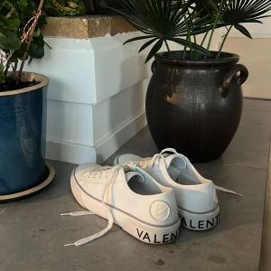 Valentino skor - Säljer nu ett par sjuka valentino skor i den trendiga ”converse” modellen😍 Ger en intellektuell vibe🧠 Storlej 46. Skick 9,6/10❤️ Skriv vid minsta lilla fundering🫵