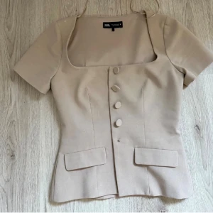 blus/topp - Fin blus/topp från Zara som jag köp på vinted. Bra skick förutom att det saknas en ”knapp” längst ner och en knappt har lite defekter (se andra bild), dock inget man tänker på. Super fin nu till hösten 🍂