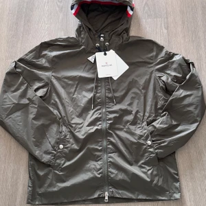 Moncler Wind Breaker - Snygg och lätt jacka från Moncler, perfekt till vardag och övergångsväder.Färg: Grön | Storlek: 2/M. Fint skick! 💸