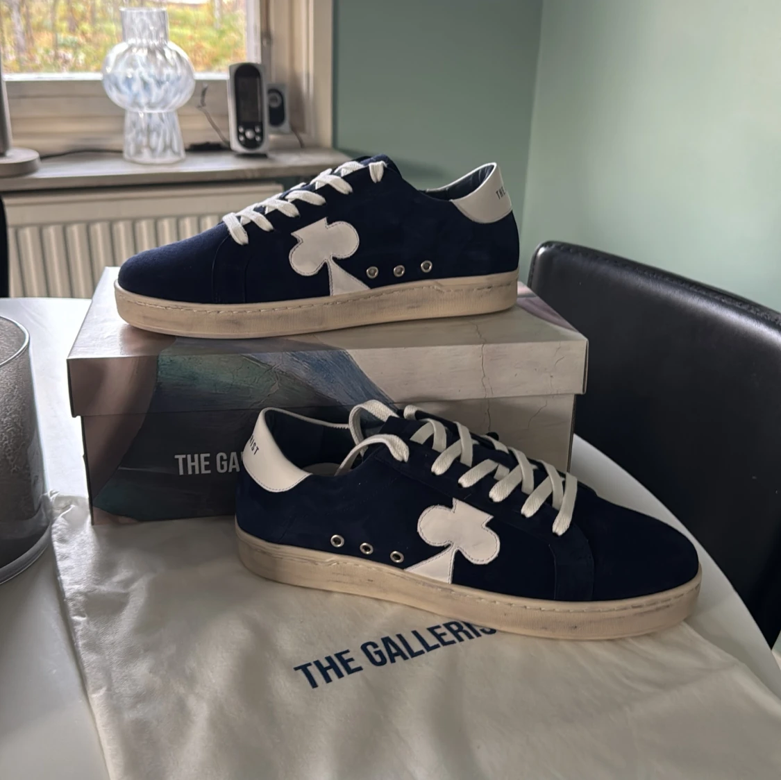 Mörkblå sneakers från The Gallerist - 1