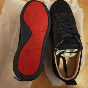 Feeeta loboutin skor - Säljer just nu dessa feta loboutin skor i strl 45. Passar även 44. Box dustbag o kvitton se bilder medföljer. Vid frågor är det bara att skriva!🔥👀