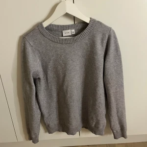 Går stickad tröja - Snygg grå stickad tröja, i bra skick!🥰Pris går att diskutera!