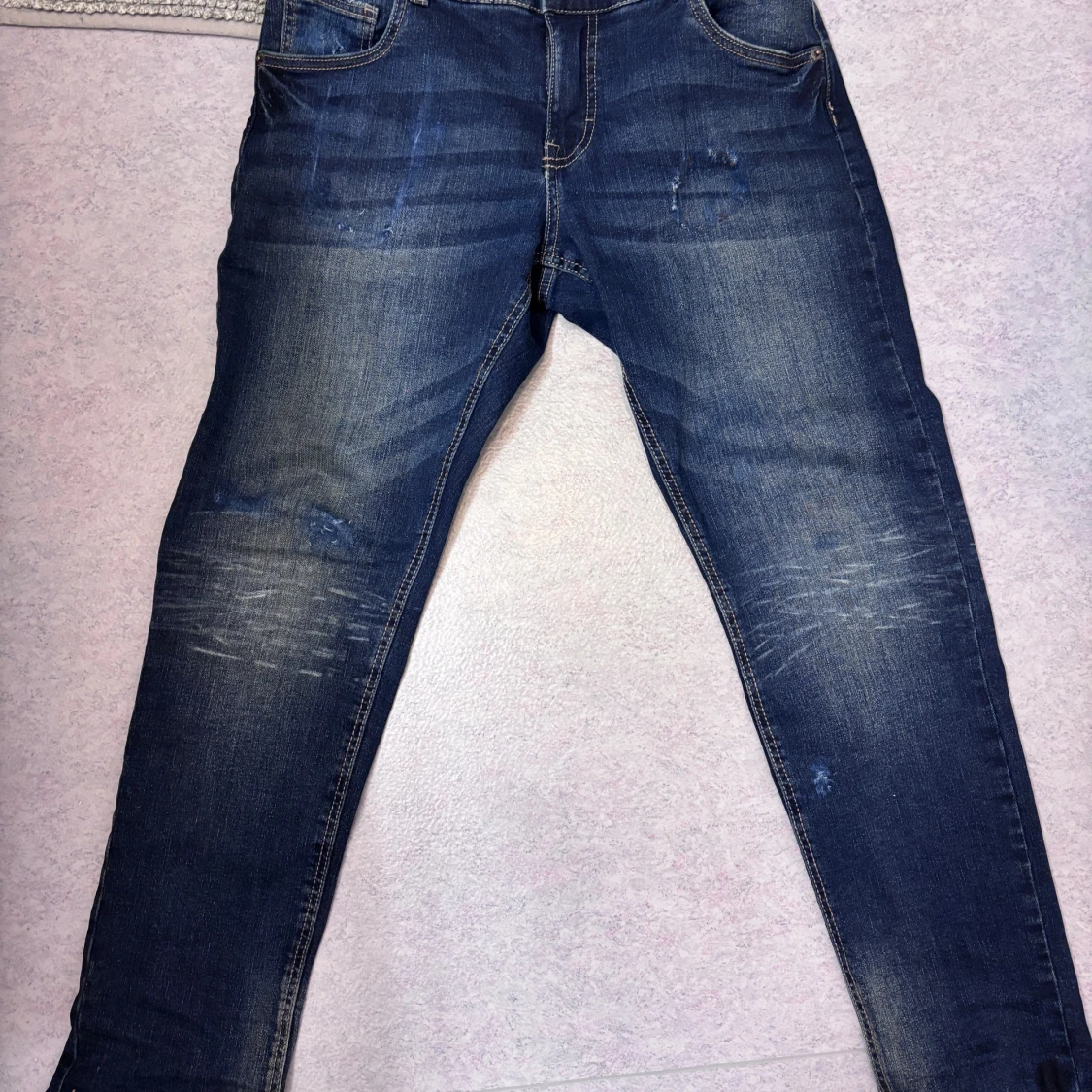 Mörk blåa jeans med snygg slitning  - 1