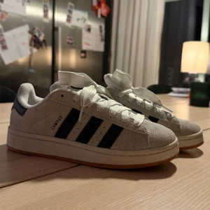 Nya Adidas Campus 00s - LÄS!  Använd en gång!  Köpta i USA i JD sportaffär  Storlek 38 Svarta snören finns också med!