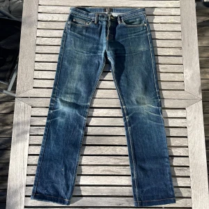 A.P.C. Jeans  - Säljer ett par klassiska A.P.C. New Cure jeans i blå denim. Skick 9/10 riktigt bra. Nypris ligger runt 1900kr men säljs nu för 649kr. Hör gärna av er vid minsta lilla fundering. 