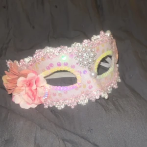 Rosa maskerad mask  - Rosa maskerad mask med blommor på ena sidan och en liten sjöstjärna på anda har knutit bandet så det var jätte story där bak superstretchigt band perfekt för maskerad/ halloween 